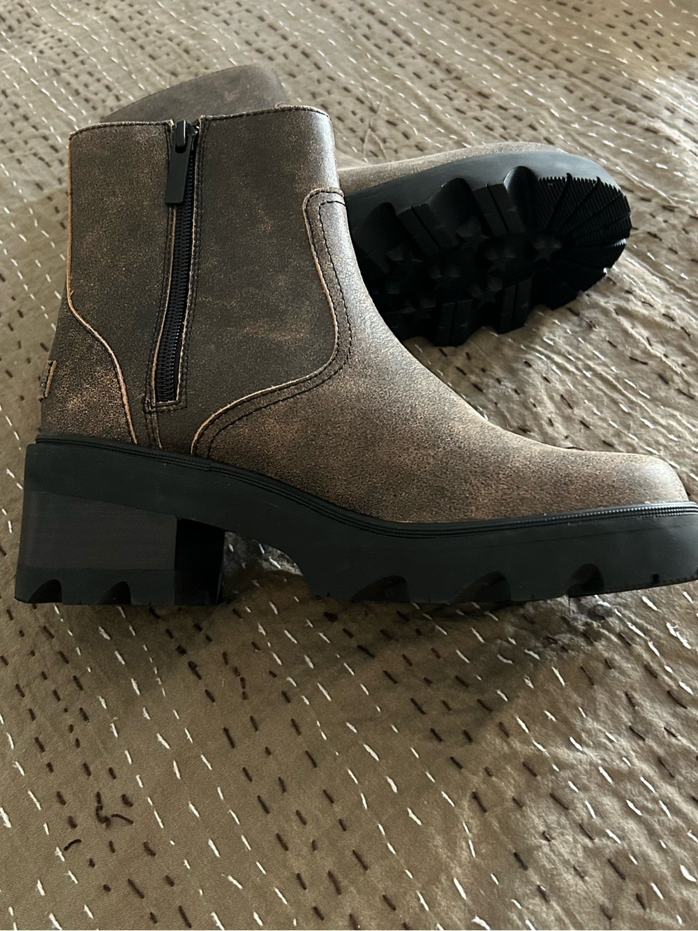 Sorel BRAND NEW Distressed Brown Leather block/ Lug Ankle Boots - Picture 11 of 12